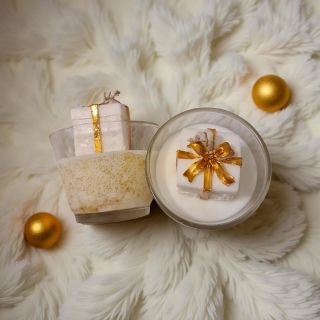 Svíčka třpytivý dar Uvnitř jemného bílého vosku se ukrývá malý dáreček se zlatou mašlí – symbol radosti, překvapení a...