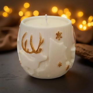 svíčka se sobíky se zlatými parohy přináší teplo, klid a špetku vánoční magie do každého domova. 🦌💛 Ideální jako dekorace...