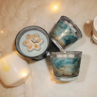 Kouzlo zimy v jedné svíčce ✨ Modro-zlaté stěny s třpytivým leskem, vločka sněhu na vrcholu a vůně, která okamžitě...