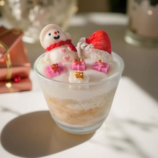 Malý sněhuláček, dárečky a vůně, která ti připomene ty nejkrásnější chvíle Vánoc. 🎁 Svíčka je ručně odlitá ze 100%...