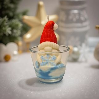 V ručně vyráběné svíčce se ukrývá malý trpaslík, který drží modrou vločku ❄️. Sedí v jemné sněhové peřince ze sójového...